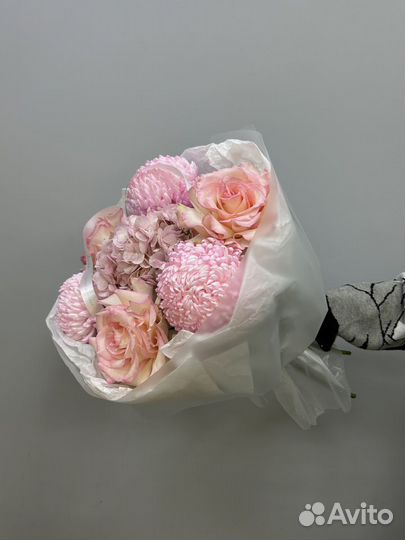 Букет из вывернутых роз и хризантем