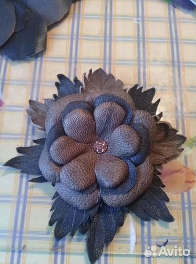 Брошки кожаные