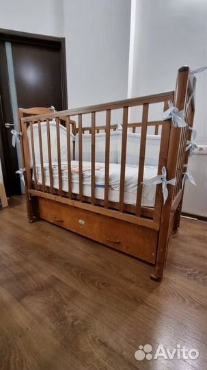 Детская кроватка с маятником, матрасом и бортиками