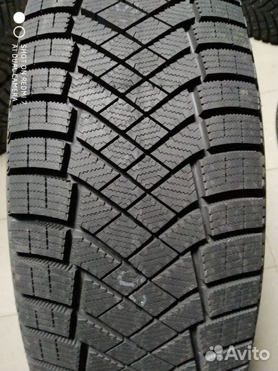 Pirelli Ice Zero FR 215/65 R16