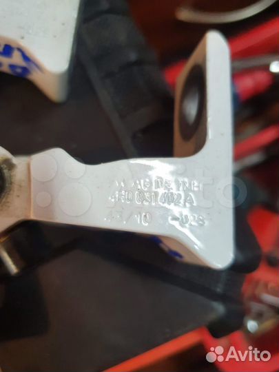 Петля двери Ауди А8 Д4