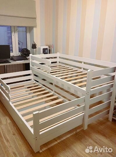 Кровать выкатная для двоих детей из массива