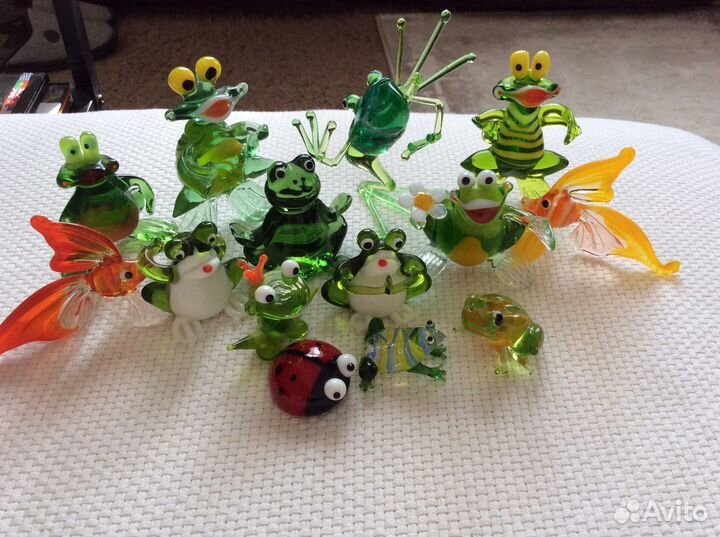 Коллекция стеклянных лягушек