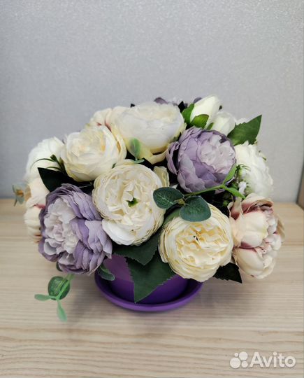 Букет цветов в керамическом горшке