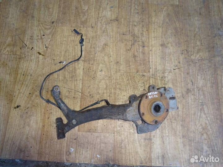 Кулак поворотный передний левый Volkswagen Passat