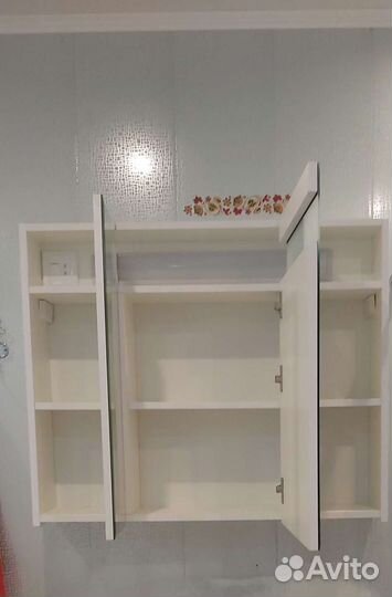 Зеркало в ванную с полочками