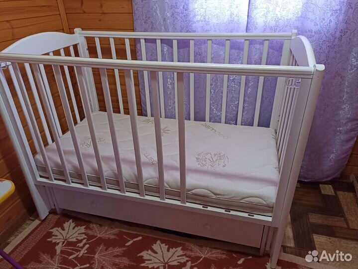 Детская кроватка с маятником