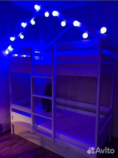 Двухъярусная кровать домик