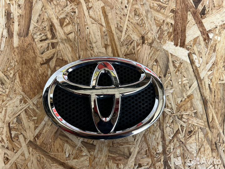 Эмблема решетки радиатора Toyota C-HR