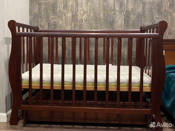 Детская кроватка с маятником