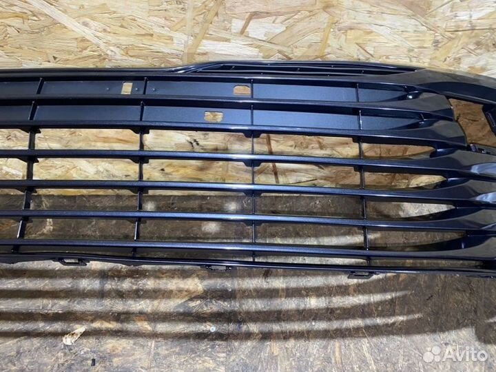 Решетка бампера центральная Toyota Camry V70
