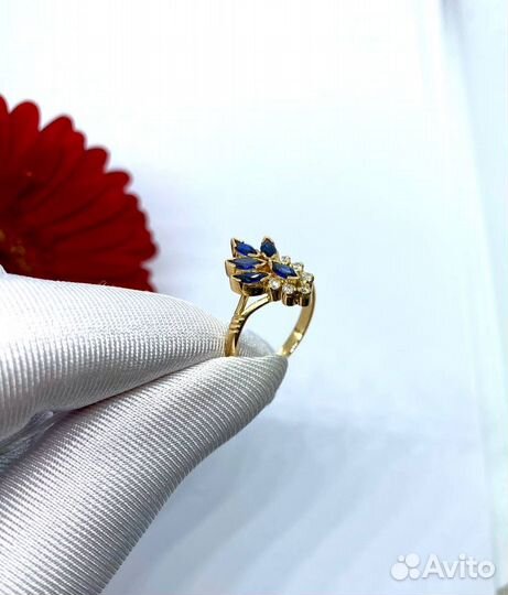 Золотое кольцо с бриллиантом и сапфиром