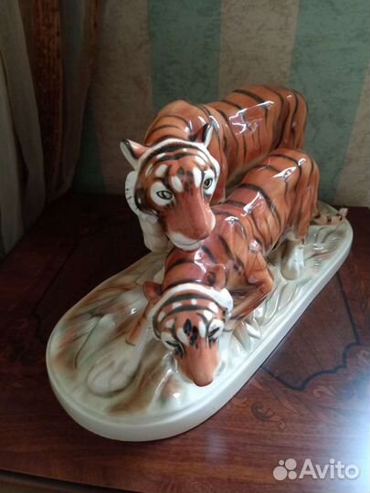 Фарфоровая статуэтка 2 тигра