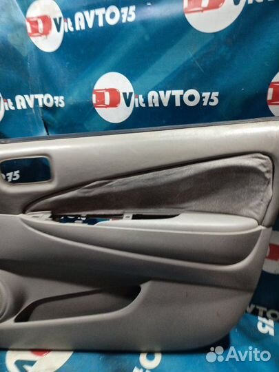 Обшивка двери передняя правая Toyota Prius NHW10