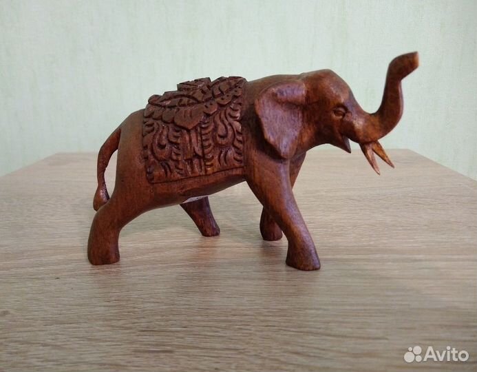 Статуэтка слона из дерева