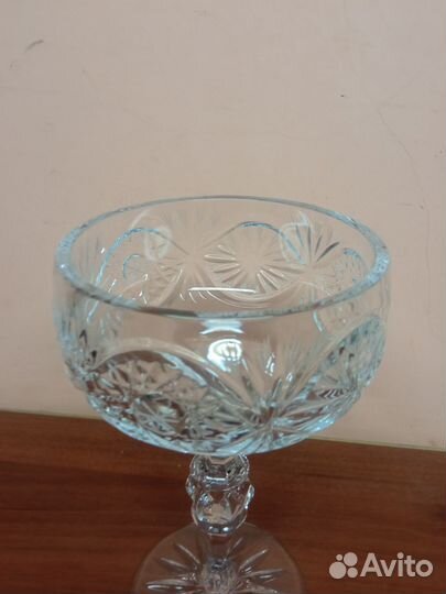 Хрустальная конфетница на ножке