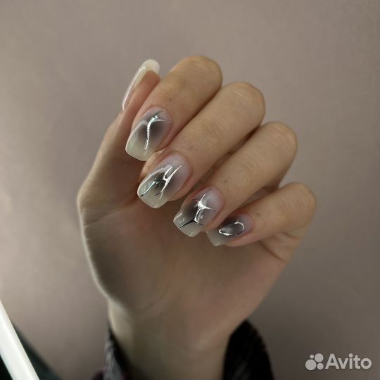 Модель на маникюр с покрытием гель лак