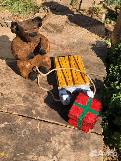 Деревянная фигура Медведь на санках с подарком