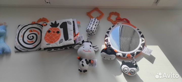 Игрушки развивающие черно- белые