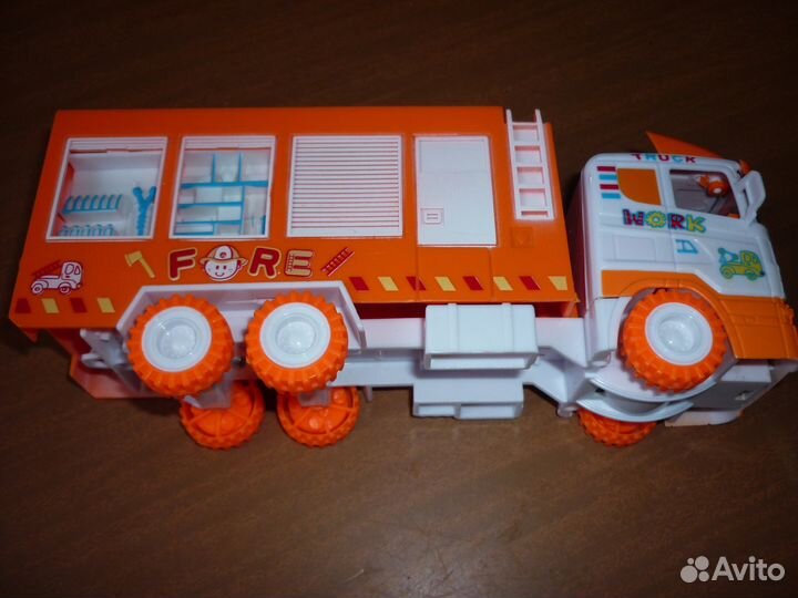 Машина игрушечная пластмассовая