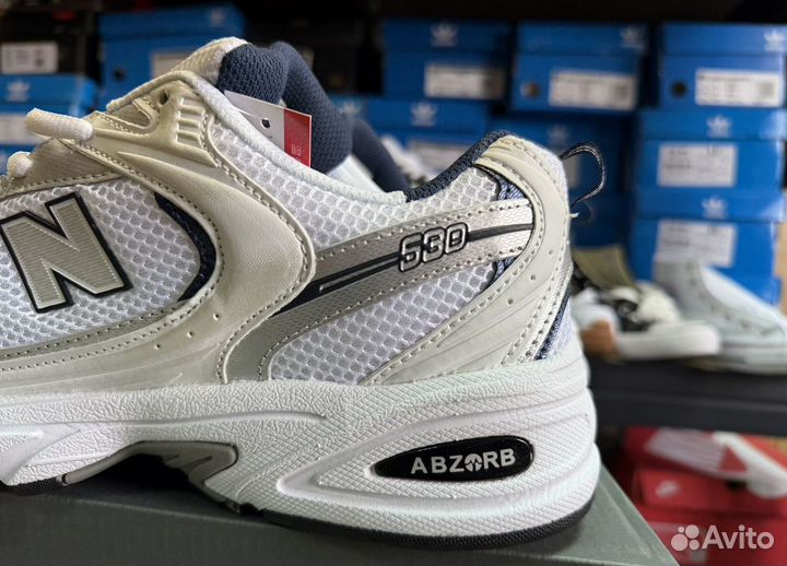 Кроссовки с сетчатой вставкой