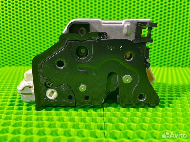 Замок двери задний правый Volkswagen Touareg FL