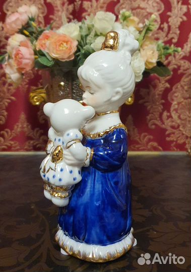 Статуэтка фарфоровая