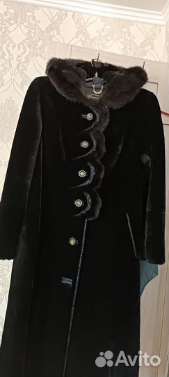 Шуба мутоновая с капюшоном и песцом