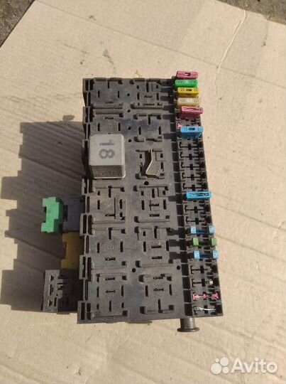 Блок предохранителей Фольцваген Гольф 3