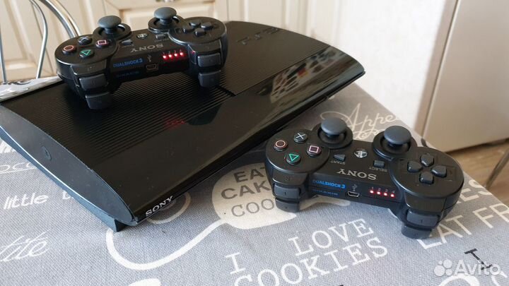 PS3SuperSlim 500гб+2геймпада+140игр много игр