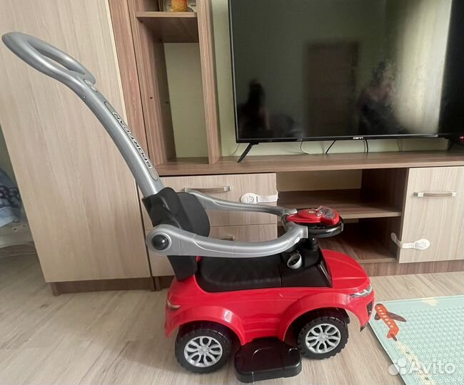 Машинка каталка с родительской ручкой
