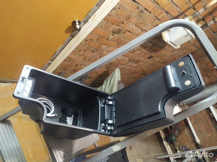 Подлокотник на Mazda