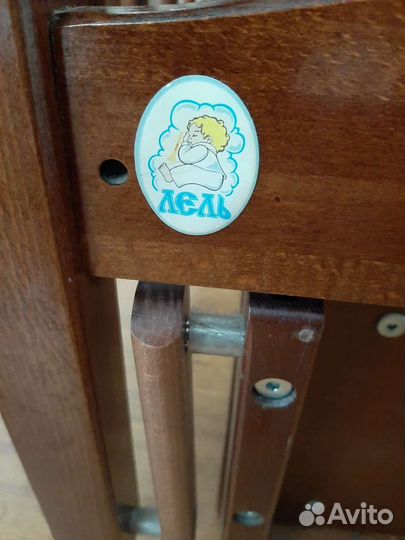 Детская кроватка с маятником и ящиком