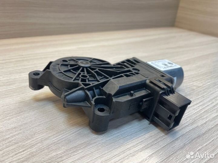 Мотор стеклоподъемника задний правый Volkswagen