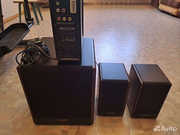 Колонки музыкальные для компьютера в рабочем сост