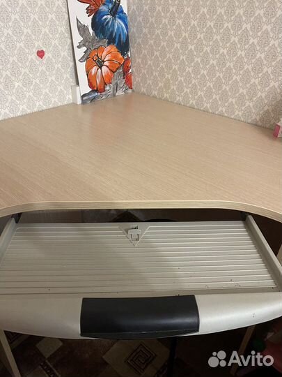 Угловой письменный стол