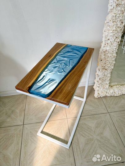 Журнальный столик приставной к дивану из дерева