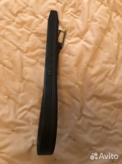 Ремень черный, кожаный, прошит красными нитками