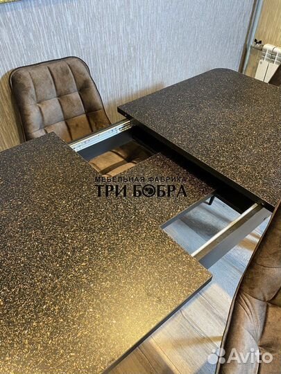 Большой кухонный стол и стулья