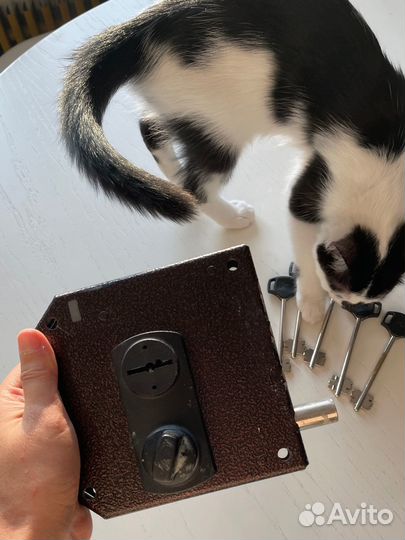 Замок дверной