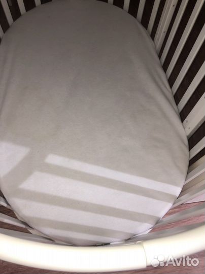 Детская кроватка с маятником