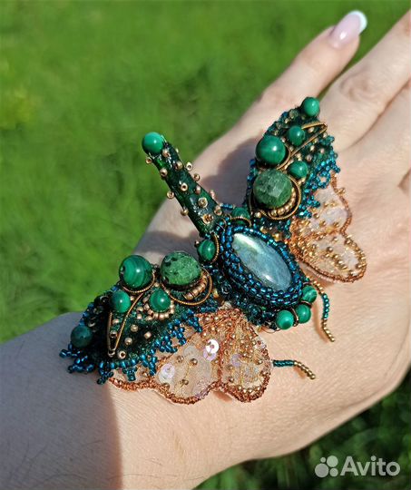 Вышитая брошь цикада с малахитом и цоизитом