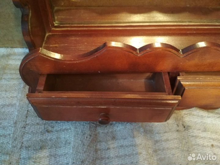 Зеркало в деревянной раме