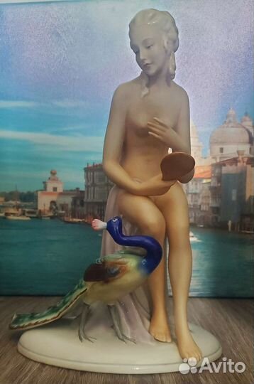 Фарфоровая статуэтка Обнаженная девушка с павлином