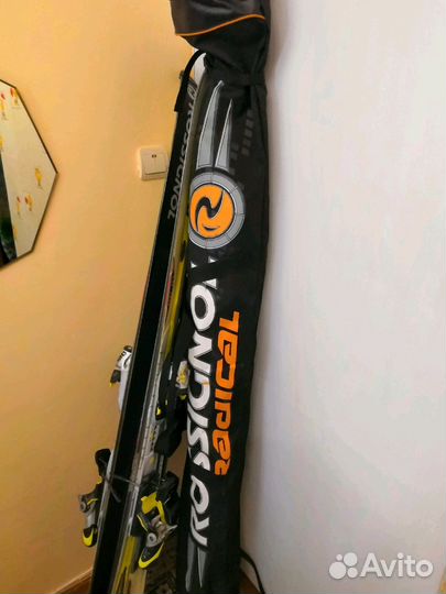 Горные лыжи разные с креплением