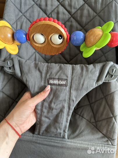 Шезлонг babybjorn с игрушкой оригинал