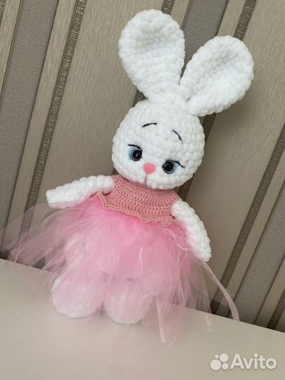 Вязаный зайчик в платье