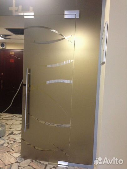 Стеклянная перегородка с узором