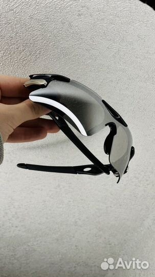 Спортивные очки с серебристыми линзами