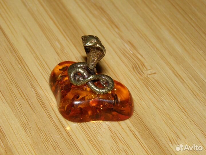 Бронзовая миниатюра, натуральный янтарь Змея Кобра